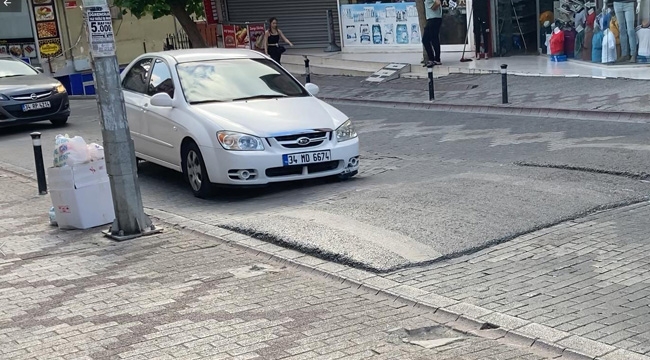 Kartal'ın Bu Caddesinde, Çukurlar Nedeniyle Araçlar Zor Yürüyor